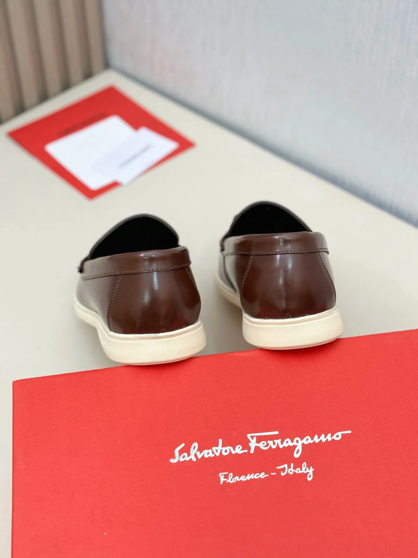 [Ferragamo] P: 580💰 Number of yards: 38~44 (45 orders are non-returnable) Ferragam's new men's driving shoes, the fabric is made of imported cowhide, with visible texture, heavy industrial stitching, dyed calfskin inside, standard logo cowhide feet, big-name experience, soft and comfortable on the feet, a men's favorite, special non-slip and wear-resistant rubber soles, easy to handle various occasions, with original box packaging!
